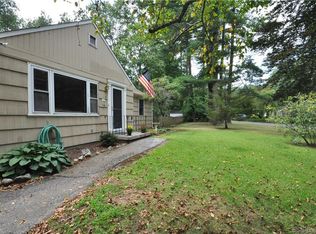 5 Hickory Ln, Sandy Hook, CT 06482