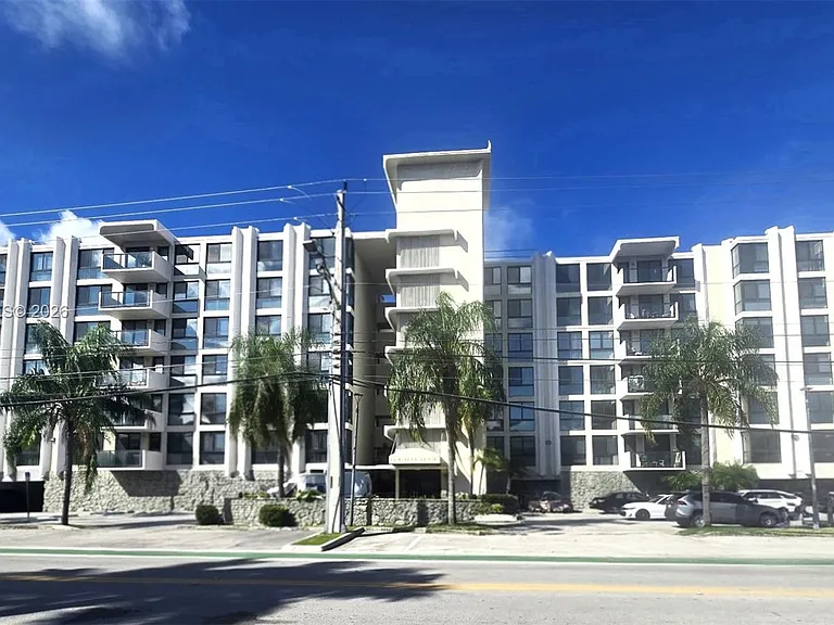 9800 W Bay Harbor Dr #305 — Photo 14