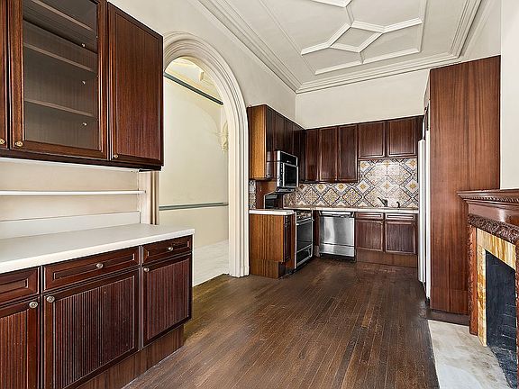 5th image of 245 E 61st St #Townhouse