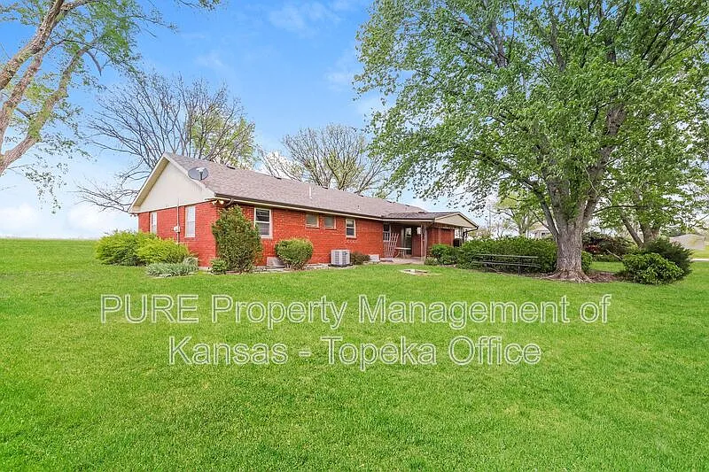 3 bed, 1.5 bath, 1910 sqft, $2,095 — Photo 3
