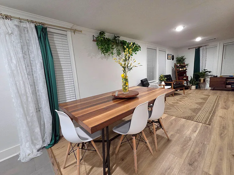 Plenty of dinning space for you to enjoy delicious meal of
