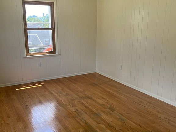 3rd image of 905 Murray St