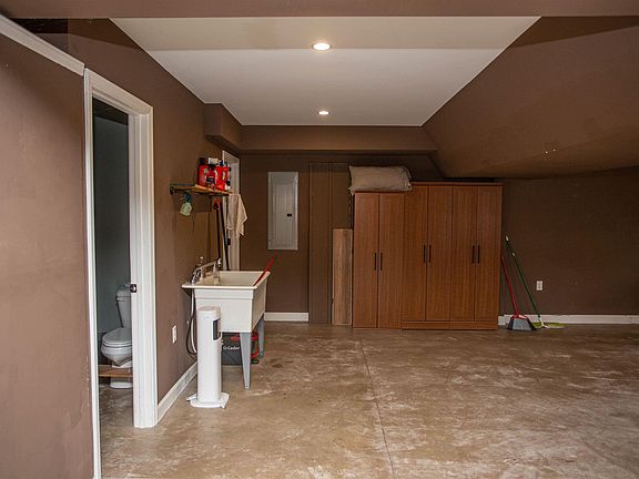 5th image of 1312 James West Rd