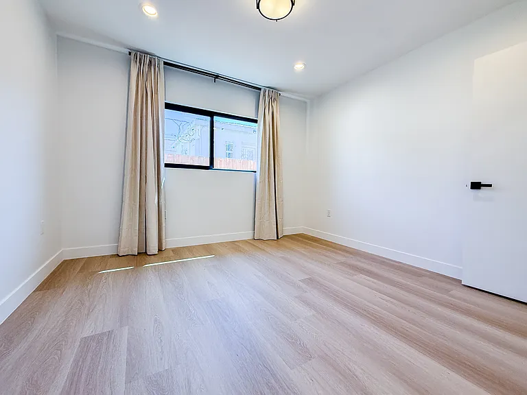 5379 Somerset St — Photo 9