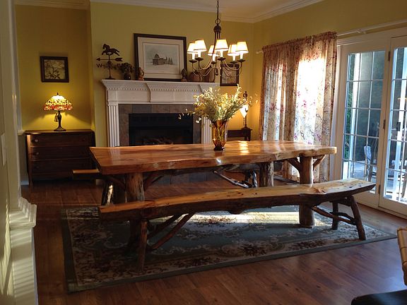 Dining room with gas log FP