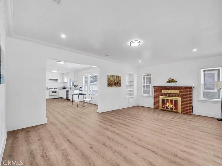 820 S Van Ness Ave — Photo 4