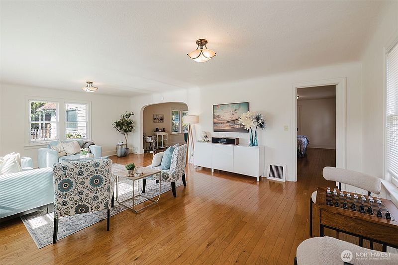 4th image of 1108 Warren Avenue
