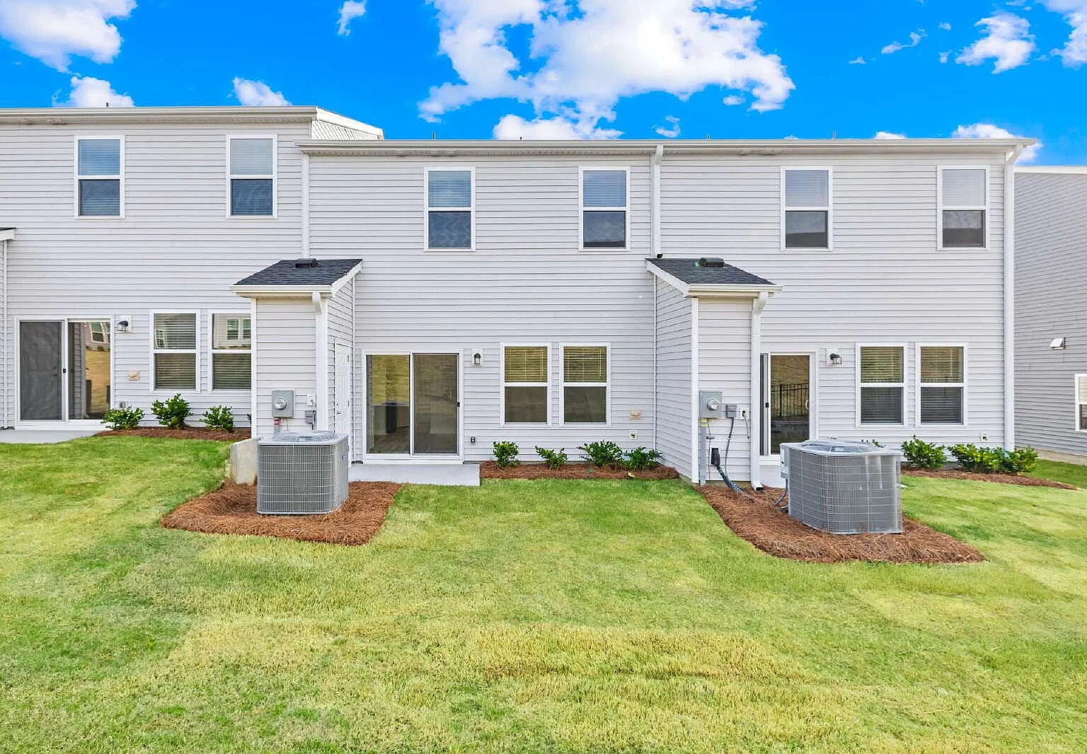 3 bed, 2.5 bath, 1400 sqft, $1,895 — Photo 4