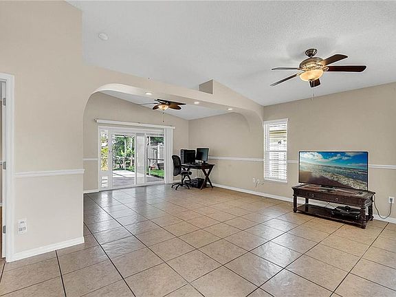 4th image of 213 Hidden Springs Cir