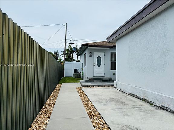 4th image of 1221 SW 76th Ct