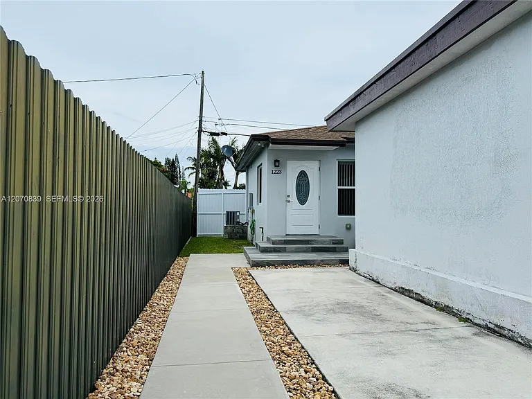 1221 SW 76th Ct — Photo 4