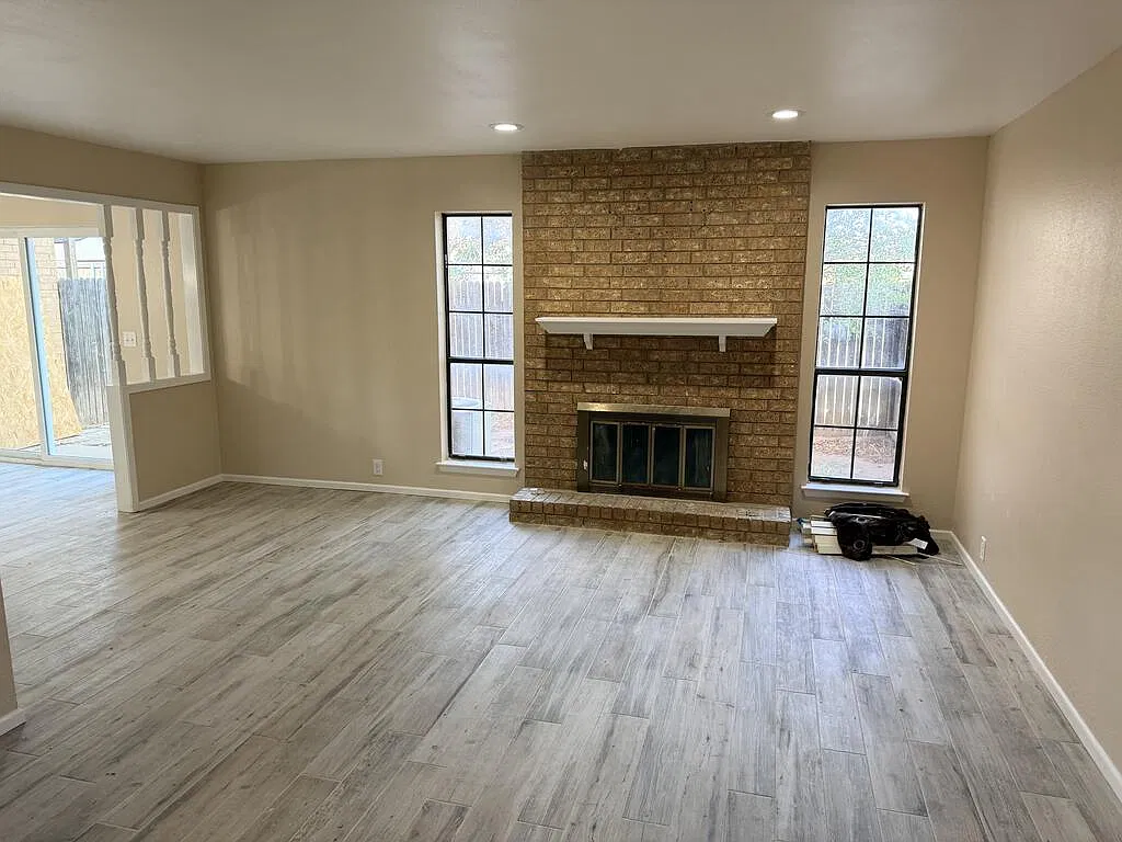 3 bed, 2.5 bath, 1584 sqft, $2,200 — Photo 3