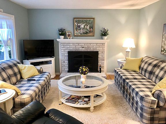 Living room w/gas fireplace