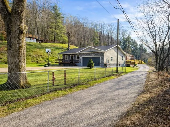 705 Riverside Dr, Delbarton, WV 25670