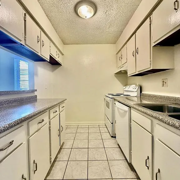 1620D Newport Pl — Photo 2