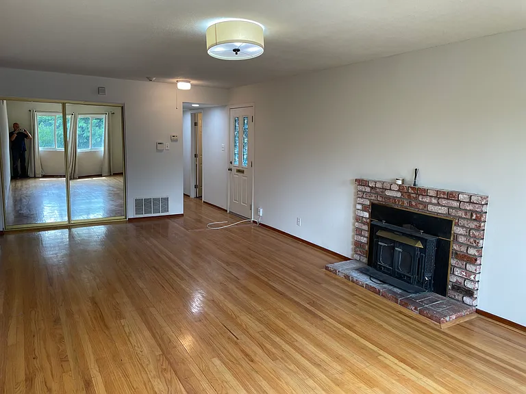 1301 Brookview Dr — Photo 4
