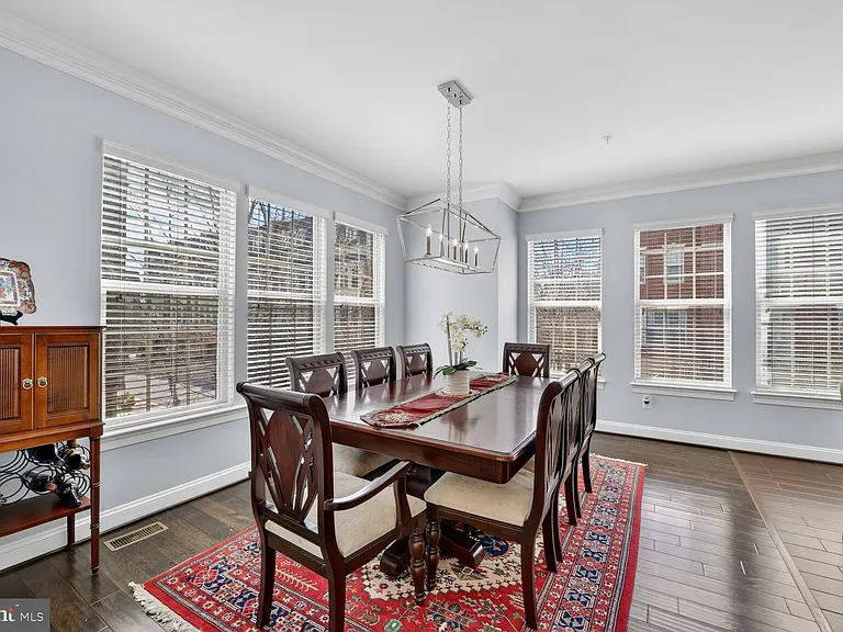 712 Sentry Sq — Photo 10