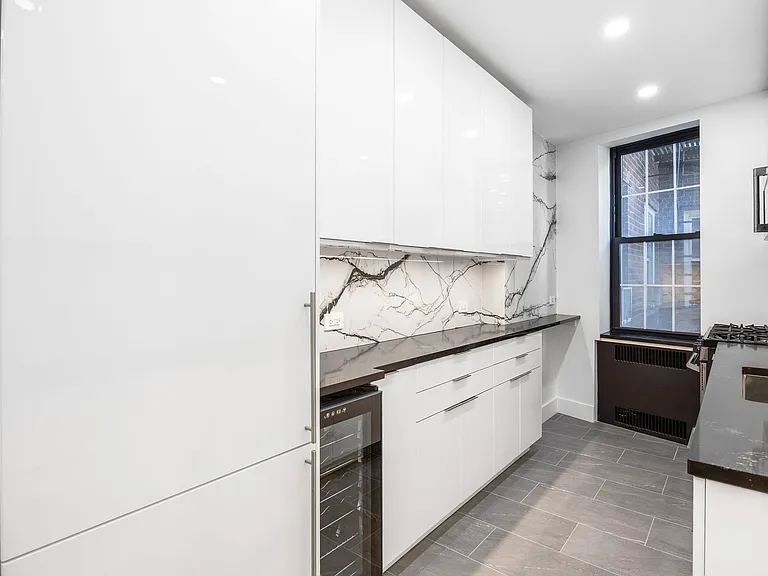 25 Minetta Ln #2F — Photo 12