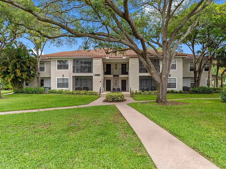 Mizner Court — Photo 27