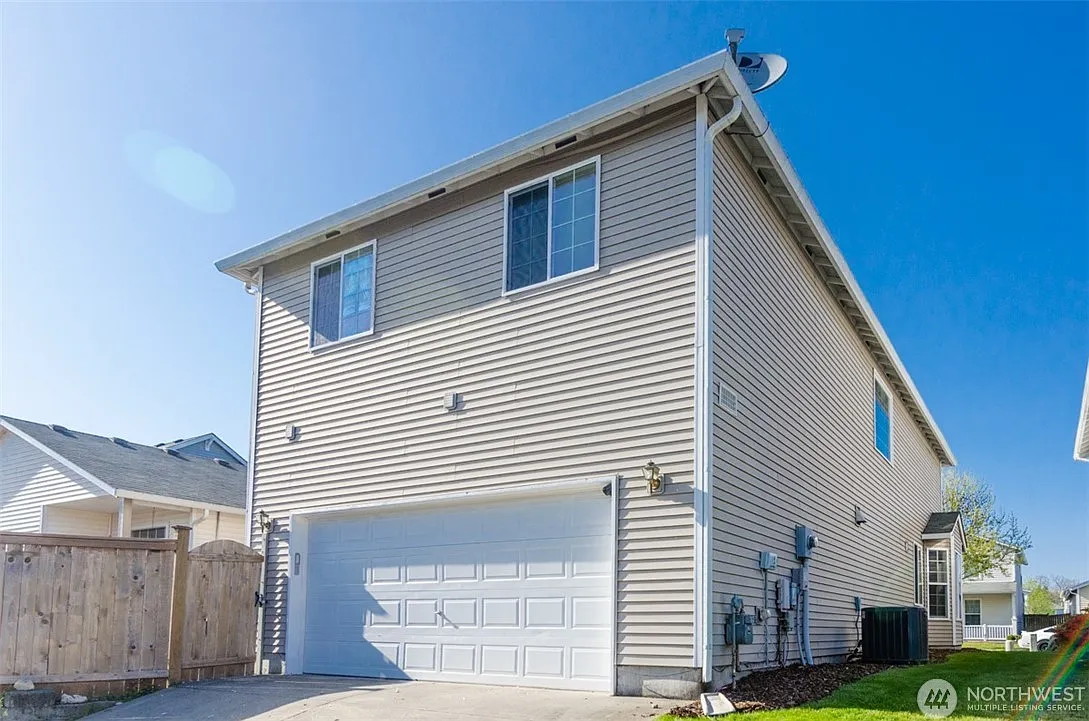 3 bed, 2.5 bath, 2158 sqft, $2,600 — Photo 2
