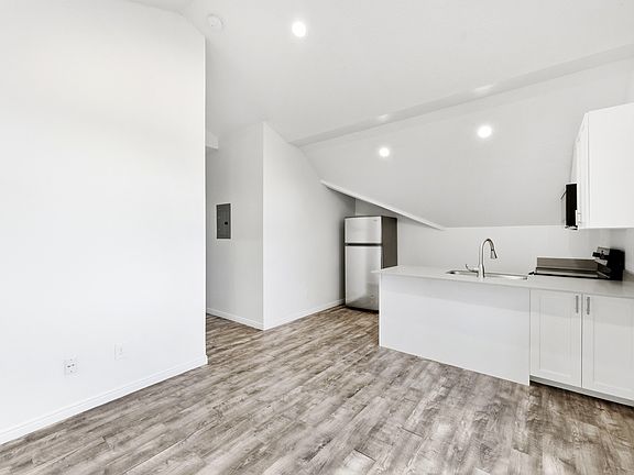 5th image of 402 N Center St