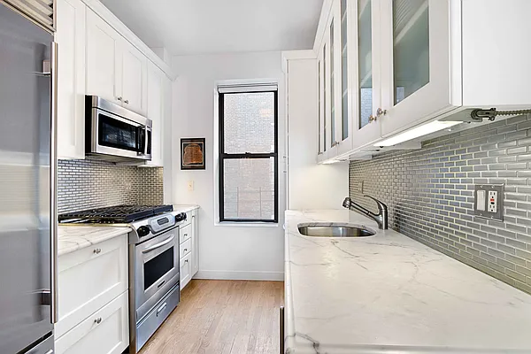 Sold by AAU Real Estate Advisors | media 14