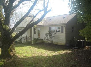 1255 Jones Chapel Rd, Byrdstown, TN 38549