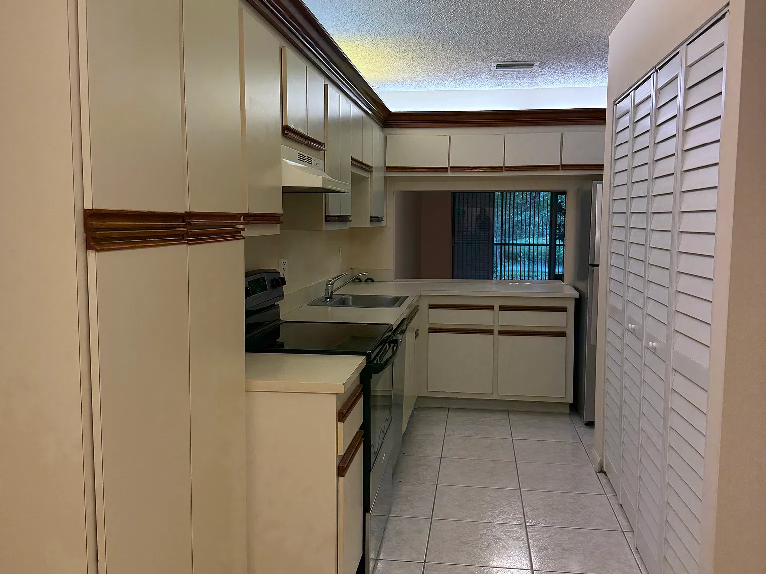 3 bed, 1212 sqft, $2,300 — Photo 2