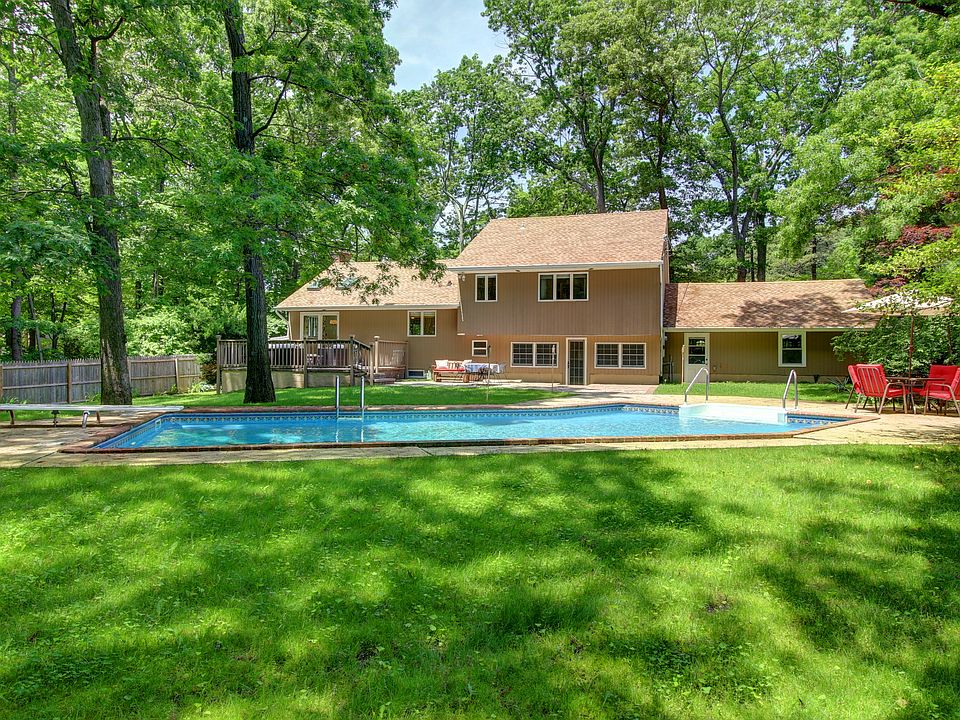 2nd image of 22 Twin Cedar Ln
