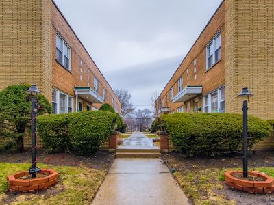 (Undisclosed Address), Oak Park, IL, 60302