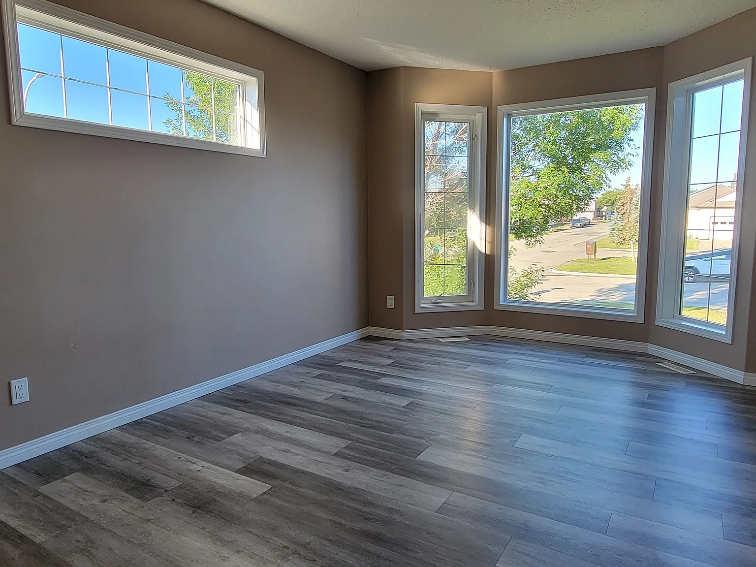 Lovely Single Family Home in Summit — Photo 3
