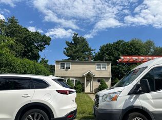 17 Bramble Ln, Westbury, NY 11590