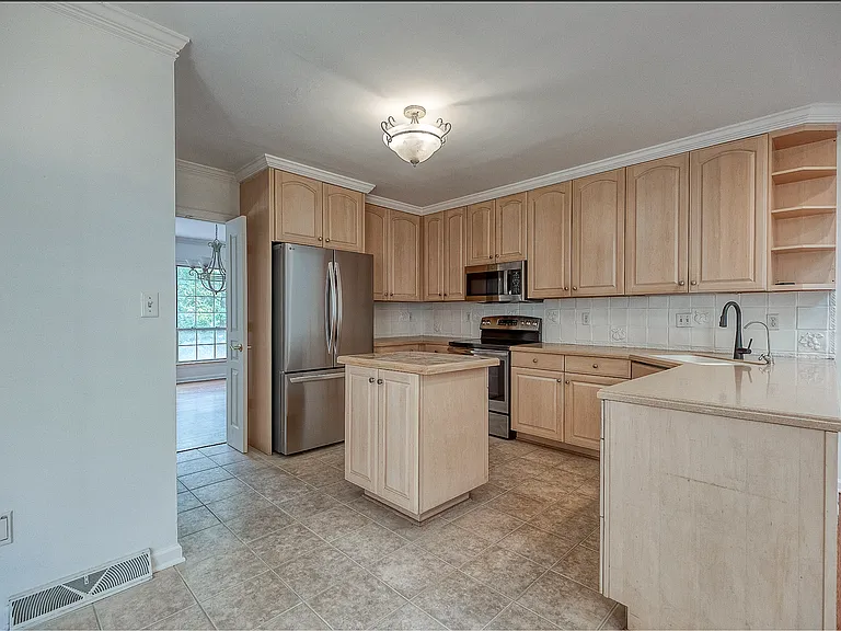 618 Essex Ct — Photo 17