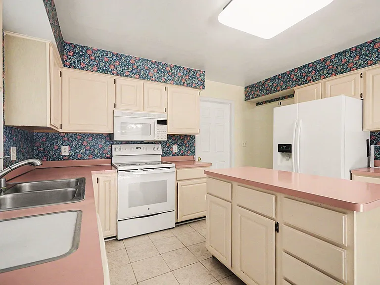 456 Essex Dr — Photo 7