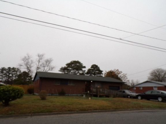 3rd image of 909 Warfield Dr