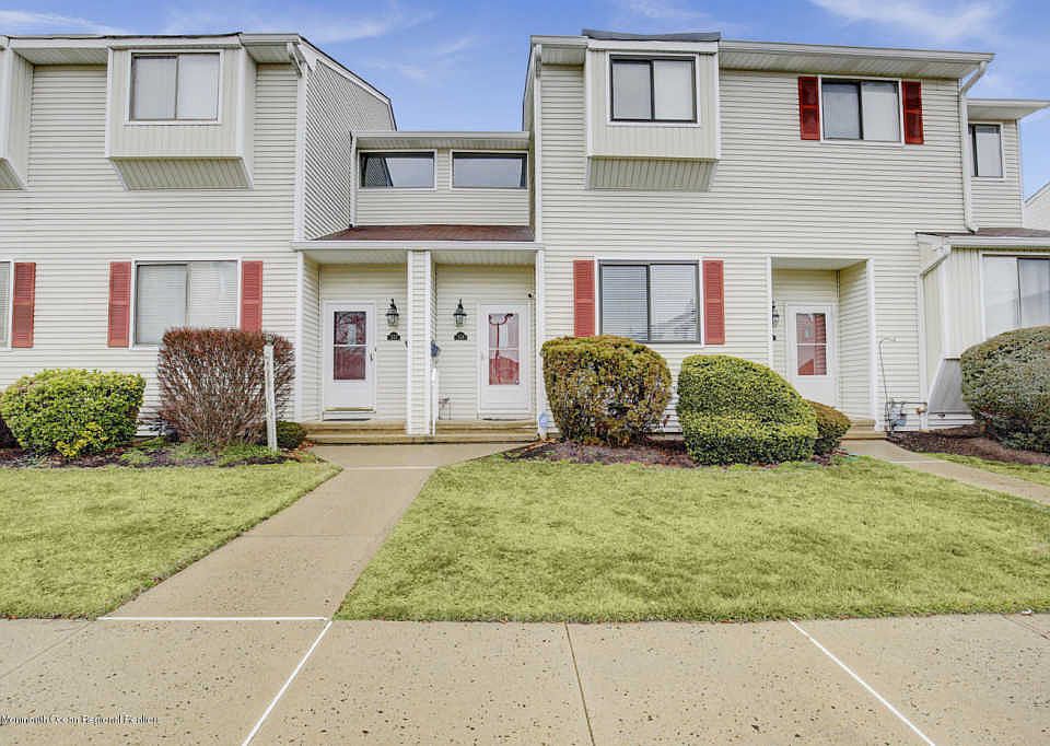1st image of 524 Clubhouse Dr