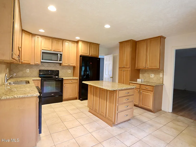 202 Haldane Dr — Photo 10