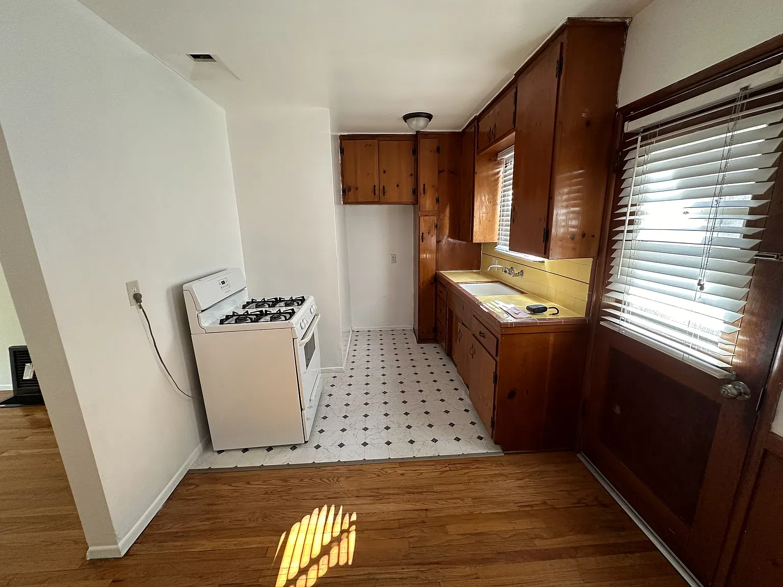 726 E San Jose Ave — Photo 4