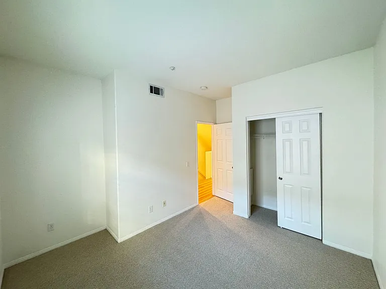 616 E Walnut St — Photo 20