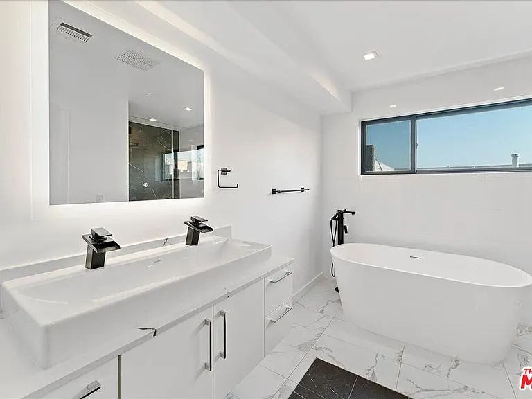 1410 1/2 N Poinsettia Pl — Photo 7