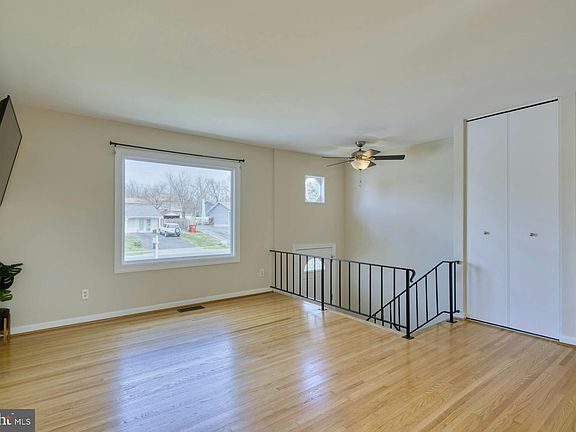 4th image of 719 W Holly Ave