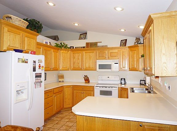 3rd image of 1469 N Crimson Dr