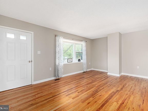 4th image of 123 Woodside Cir