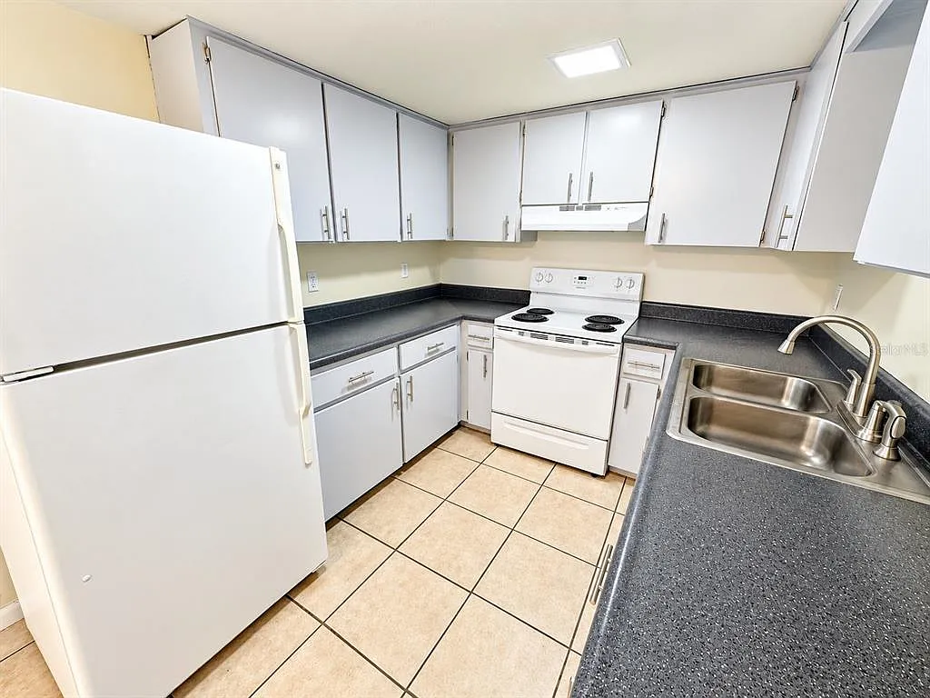 1 bed, 1.5 bath, 858 sqft, $1,700 — Photo 4