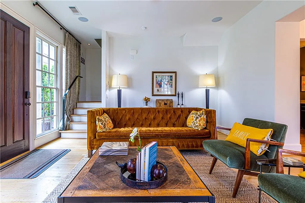 3 bed, 2.5 bath, 2350 sqft, $5,000 — Photo 3