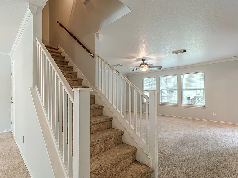 164 Springtree Holw — Photo 9