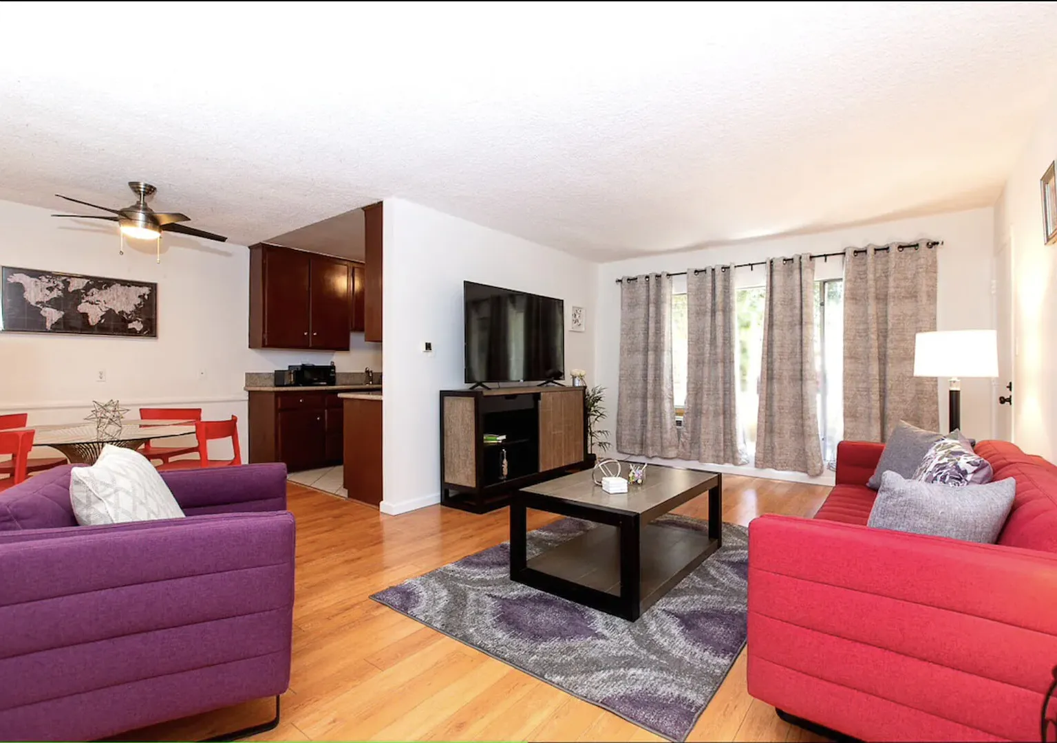 Trendy and Spacious 2 BD/2Bath Furnished Flat in WEHO — Photo 2