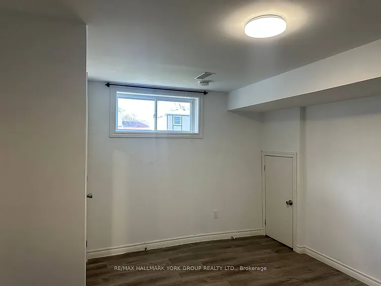 222 Currey Cres #BASEMENT — Photo 8