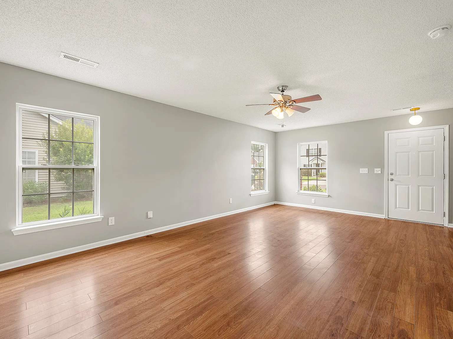 3 bed, 2.5 bath, 1675 sqft, $2,100 — Photo 4