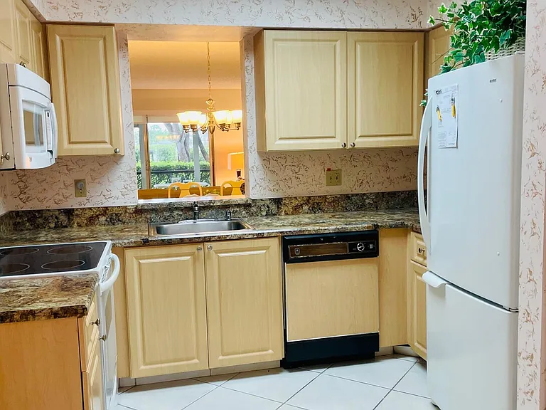 7286 Huntington Ln #105 — Photo 8